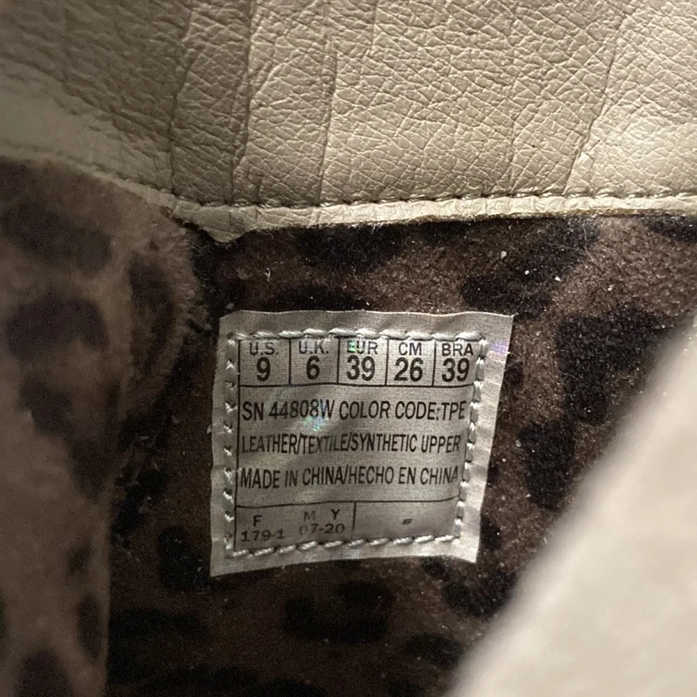 NWOB Skechers booties. Sz 9 Wide. Tan/cream color. Never Worn. - Picture 10 of 12